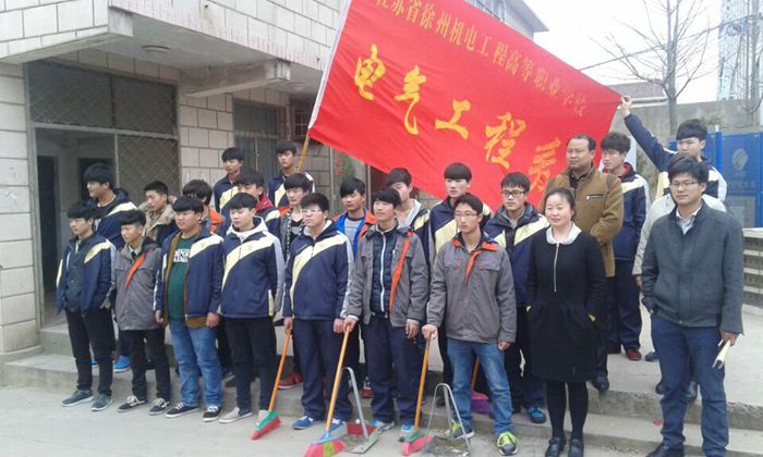 电气系25名员工在张主任的带领下开展义务劳动